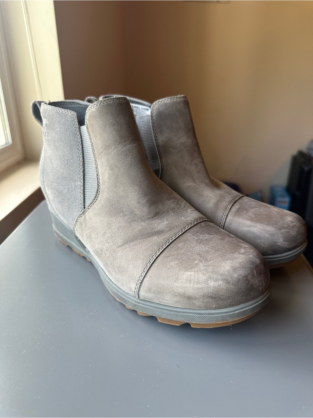 Women’s Sorel Gray Evie II Chelsea Boots - Suede Slip-On Ankle Boots sz 9.5
